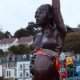 В Великобритании на пляже установили скульптуру знаменитого художника