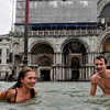 Наводнение в Венеции: туристические маршруты закрыты, туристы купаются в центре города
